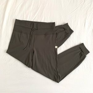 Vuori Daily Jogger in Oregano